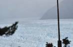 A bandeira argentina tremula orgulhosamente sobre o glaciar Perito Moreno, no parque Nacional Los Glaciares, região de El Calafate, no sul da Argentina